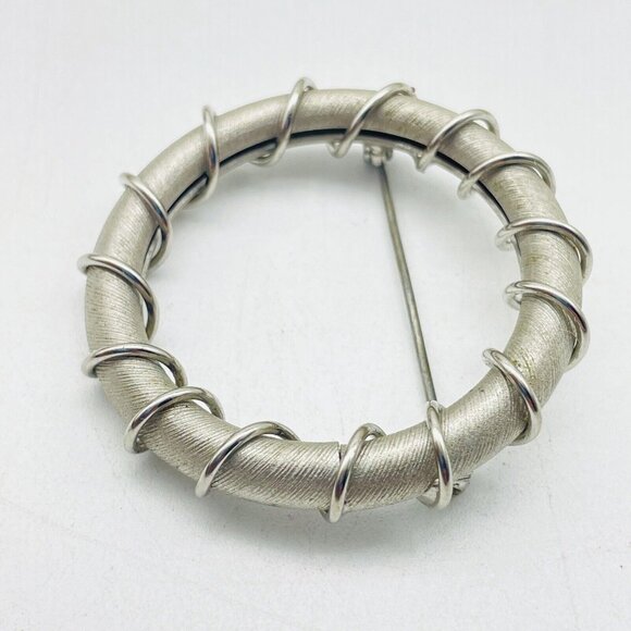 Wire Wrapped Wreath Pin Silver Tone Winter Holiday Christmas Classic Career LARP - Picture 2 of 6